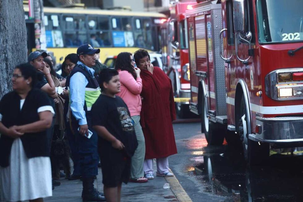 Dos menores fallecieron. El fuego se habría iniciado por un cortocircuito. Foto: GEC