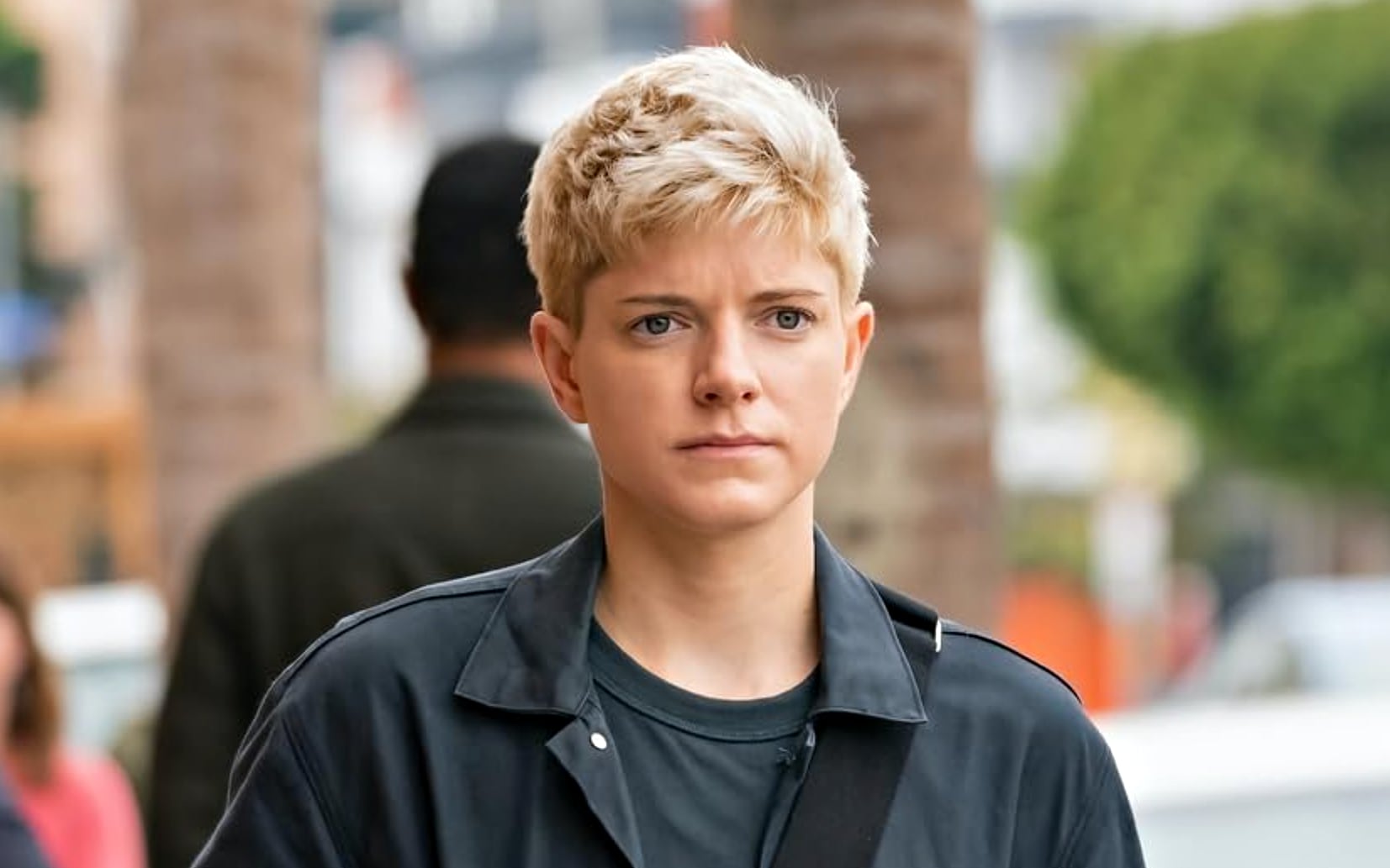 Mae Martin como Alex Dempsey en "Incontrolables" (Foto: Netflix)