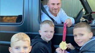 El gesto de Mac Allister con unos niños ingleses y la medalla de campeón | VIDEO
