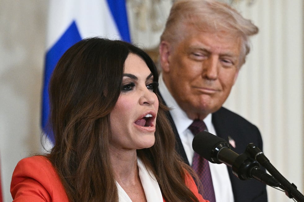 Kimberly Guilfoyle, exembajadora de Estados Unidos en Grecia, junto a Donald Trump durante la celebración del Día de la Independencia de Grecia en la Casa Blanca, el 24 de marzo de 2025. (Foto de Brendan SMIALOWSKI / AFP).