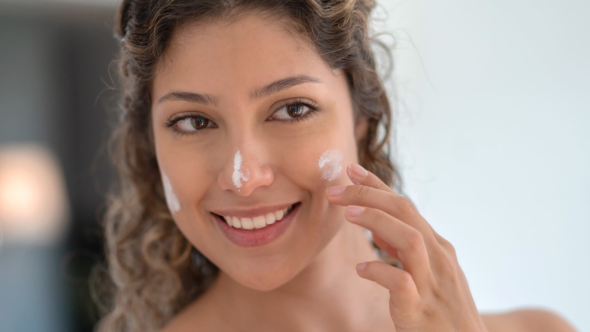 El uso de protector solar no es únicamente para el verano, sino para todos los meses del año.