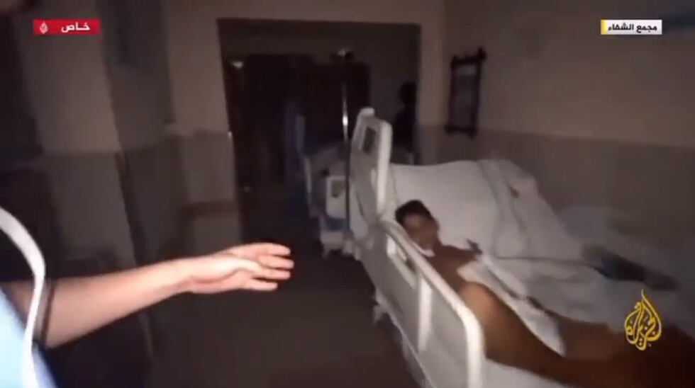 Médicos dentro del hospital Al Shifa en Gaza, presuntamente durante una incursión israelí durante la madrugada del 15 de noviembre de 2023. (Captura de Twitter/X @AlertaNews24)