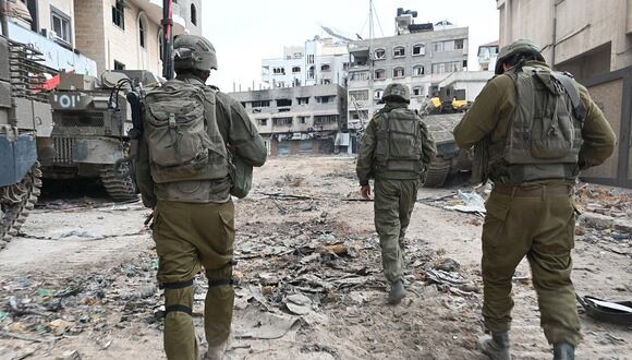 Tropas israelíes patrullan una calle durante una operación militar en el norte de la Franja de Gaza, el 22 de noviembre de 2023. (Foto de Ahikam SERI / AFP)