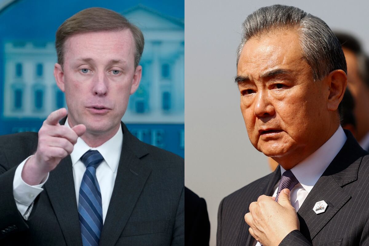 El consejero de Seguridad Nacional de la Casa Blanca, Jake Sullivan; y el ministro chino de Exteriores, Wang Yi. (Foto de EFE/EPA/CHRIS KLEPONIS / PHILL MAGAKOE/AFP)