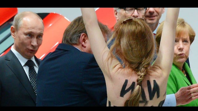 FOTOS: Vladimir Putin fue sorprendido por activistas en topless en su visita a Angela Merkel
