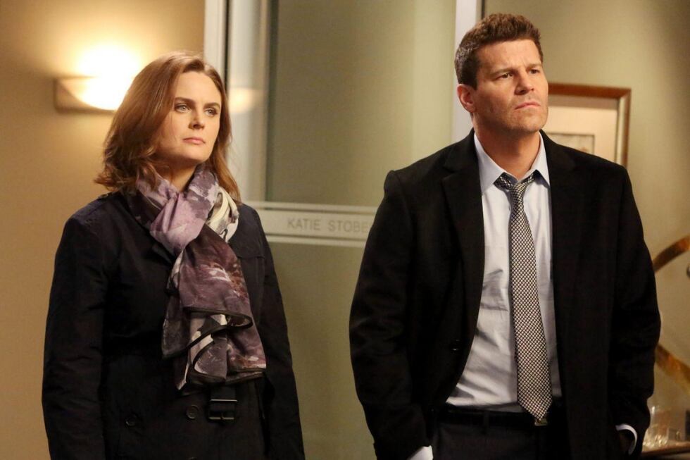 La brillante antropóloga forense Dra. Temperance Brennan (Emily Deschanel) y el carismático agente del FBI Seeley Booth (David Boreanaz) trabajan juntos para resolver crímenes analizando restos humanos. Con un equilibrio entre ciencia, humor y drama, la serie explora sus complejas dinámicas personales mientras desentrañan misterios en casos intrigantes y a menudo escalofriantes. (Foto: Difusión)