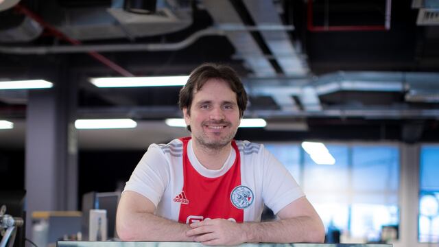 El director periodístico de El Comercio y su afición por el Ajax: “Aprendí a leer en holandés solo para seguir las noticias del club”