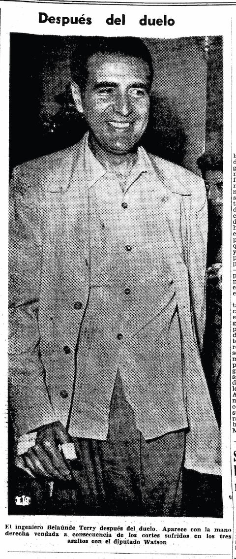 Belaunde Terry después del duelo. Aparece con la mano vendada, como consecuencia de los cortes sufridos en los asaltos con el diputado Watson. (Fuente: Archivo Histórico El Comercio)