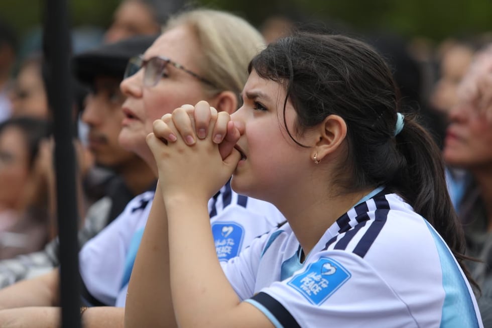 Cientos de limeños y residentes argentinos en Lima se concentran en el parque Kennedy de Miraflores y bares aledaños para disfrutar de la Final del Mundial 2026 que disputan Argentina y España. Fotos: Antonio Melgarejo/ @photo.gec