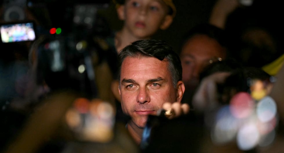 Flávio Bolsonaro dice que su victoria en primera vuelta muestra que Brasil quiere un cambio