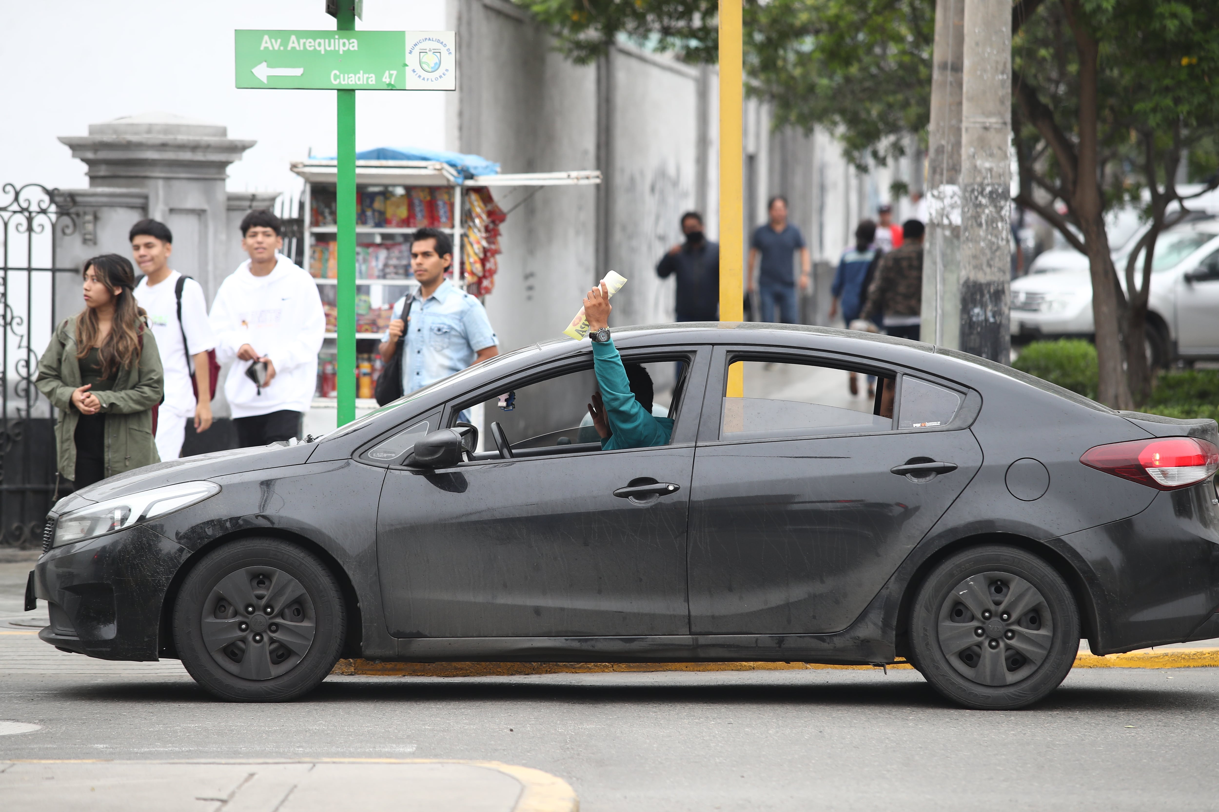 Choferes de taxis colectivos en el interior del país carecen de SOAT de transporte y licencia profesional requerida para servicio público. Pese a ello, en el 2020 fue aprobada una norma que los autoriza y ahora el congreso prorrogó su permiso