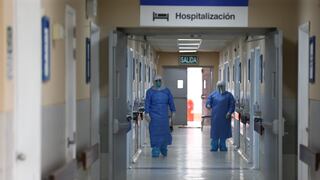 Alta médica por COVID-19 se duplicó en un día: especialistas explican el significado de este resultado