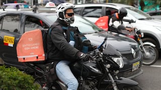 La peligrosa “moda” de motociclistas de manejar con cascos de bicicleta | #NoTePases