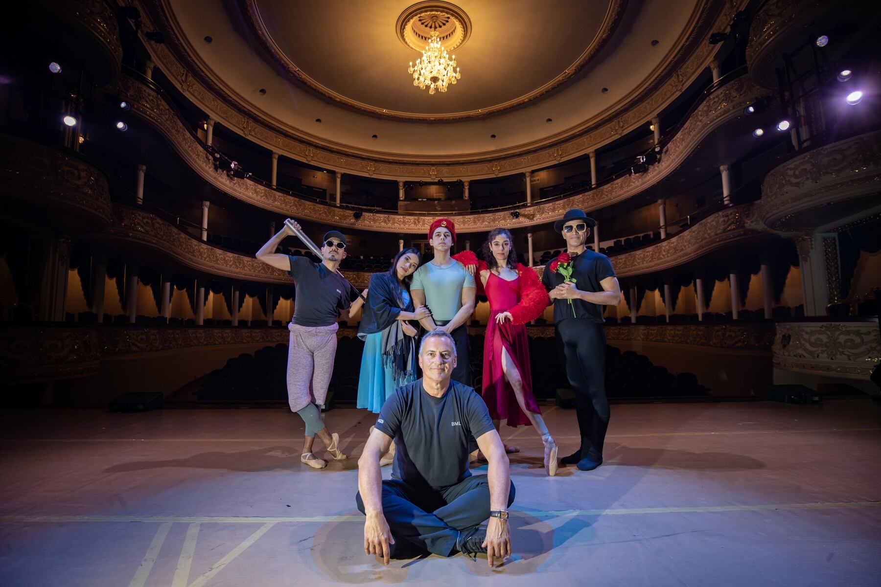 El coreógrafo Jean Grand- Maïtre junto a los bailarines que interpretarán "Carmen" y "Suite Elton John" en el Teatro Segura.