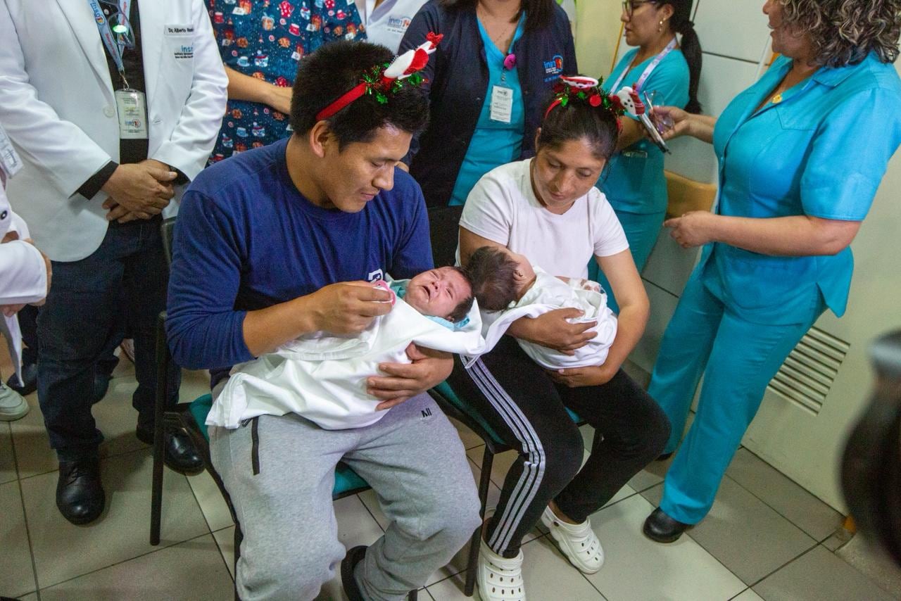 La intervención permitió que las menores, nacidas en Huánuco, iniciaran su recuperación a pocas horas de la Nochebuena y disfruten junto a sus padres Menelio y Marleni | 24 de diciembre de 2025 en Lima, Perú. (Foto: Fernando Sangama / @photo.gec)