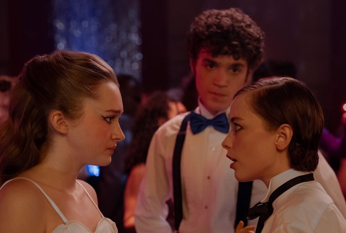 Megan (Suzanna Son) interrumpe el beso de Lori (India Fowler) y Tyler (David Iacono) en la película "Fear Street: Prom Queen" (Foto: Netflix)