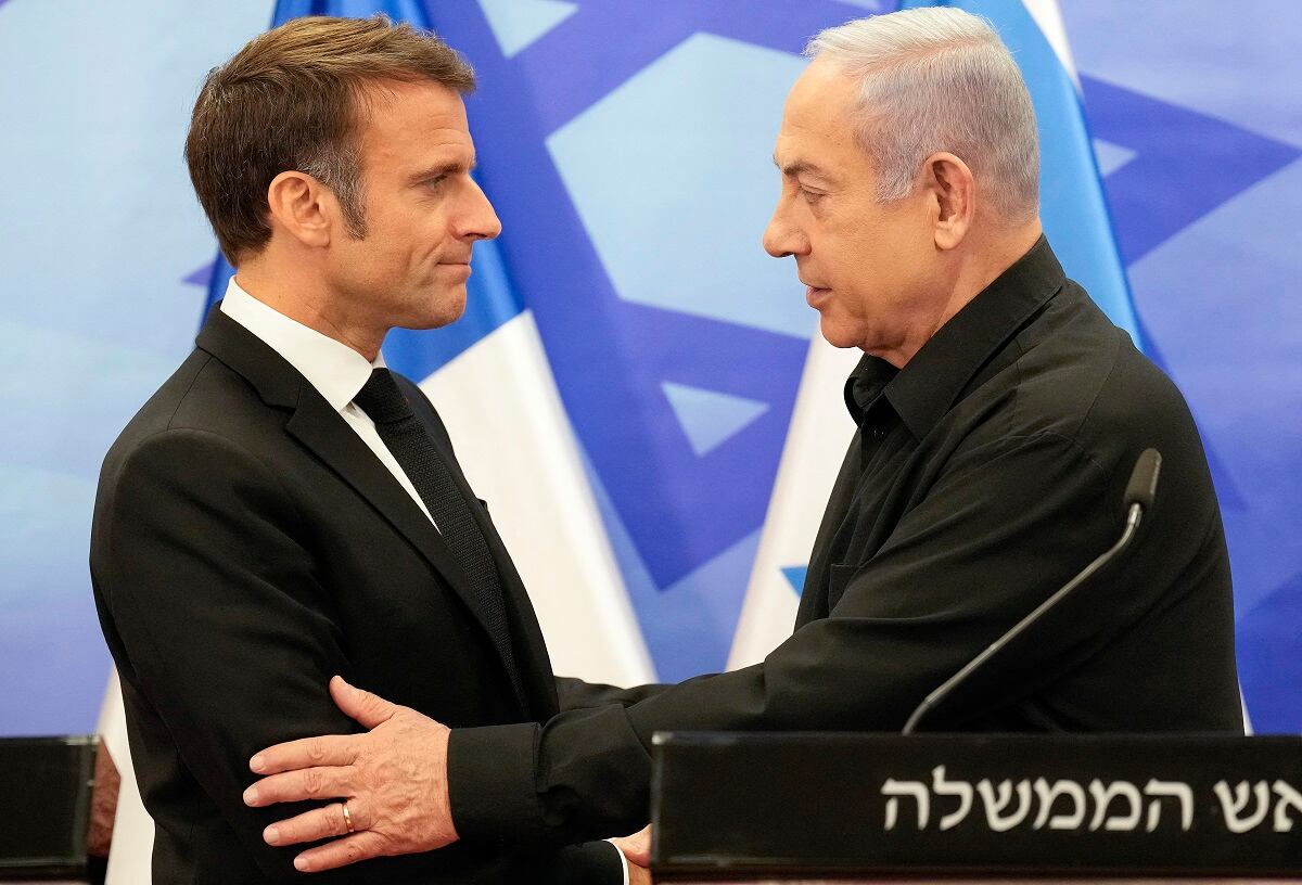 El primer ministro israelí, Benjamin Netanyahu, le da la mano al presidente francés, Emmanuel Macron, después de su conferencia de prensa conjunta en Jerusalén el 24 de octubre de 2023. (Foto de Christophe Ena / POOL / AFP)