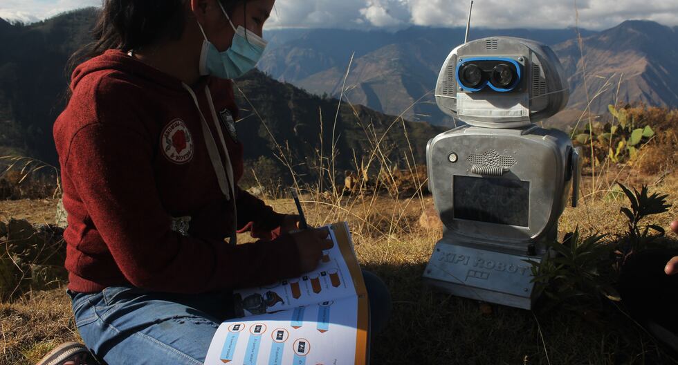 En Colcabamba, algunos escolares toman clases junto a Kipi, una robot. (Foto: Yerson Collave)