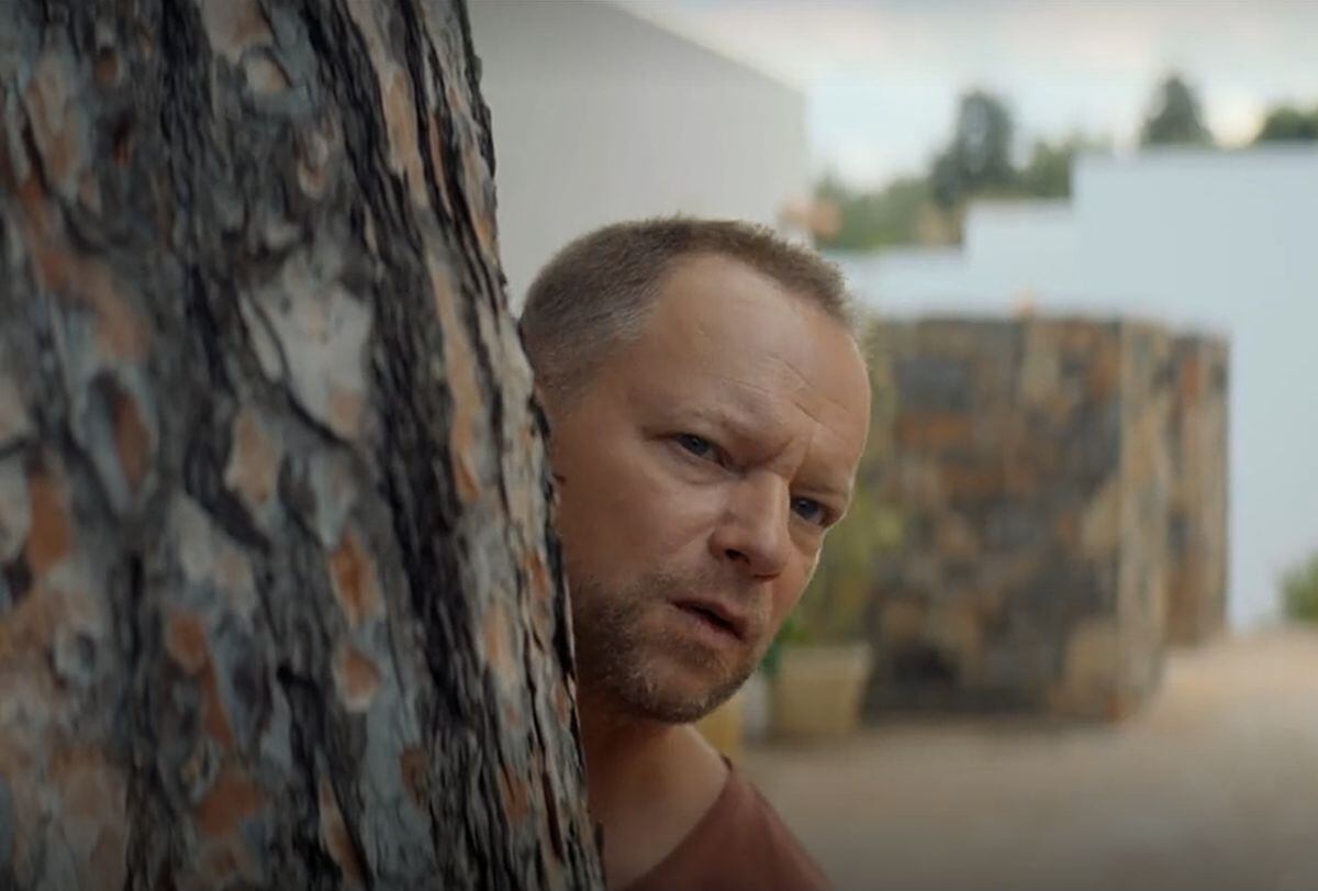 En "Planeta Solteros: Una aventura en Grecia", uno de ellos tiene un mal presentimiento sobre la nueva pareja de su amigo (Foto; Netflix)