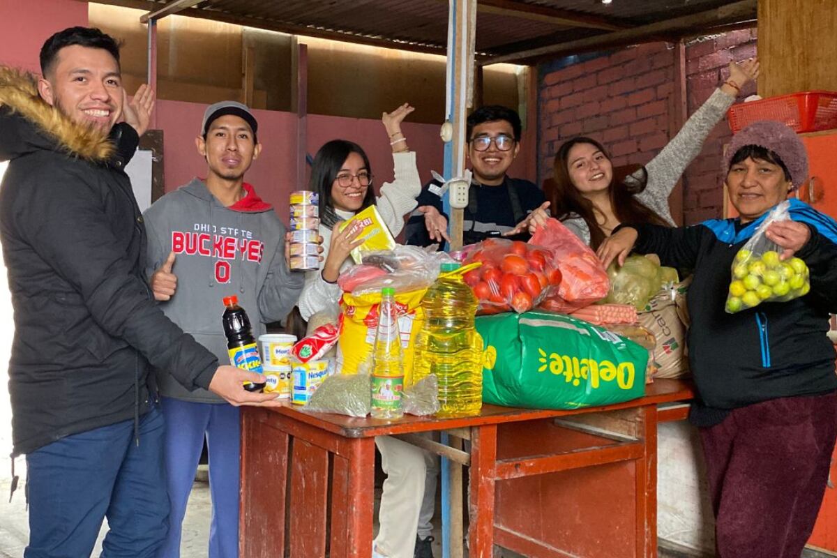 La organización reparte alrededor de 100 platos de comida al día a las familias vulnerables. Foto: Facebook "Buen Samaritano"