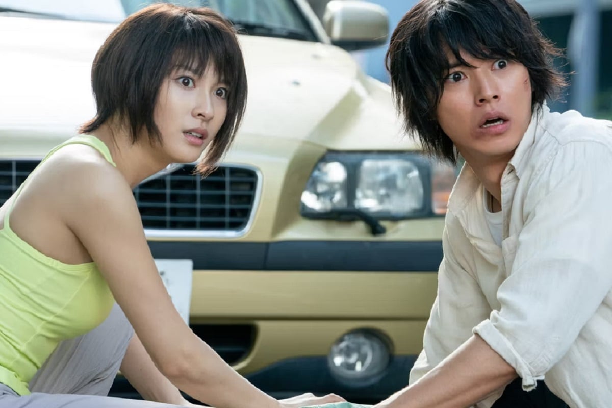 Usagi y Arisu escapando del rey de espadas en la segunda temporada de "Alice in Borderland" (Foto: Netflix)