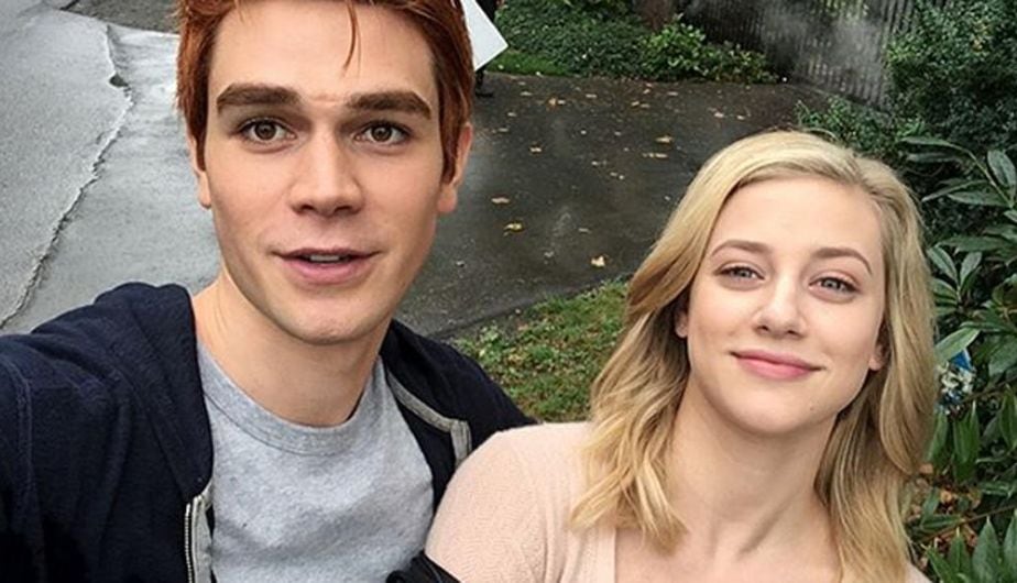 KJ Apa junto a sus amigos de "Riverdale" (Foto: Instagram)