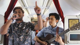 Una empresa aérea indonesia ofrece conciertos en vivo durante el vuelo