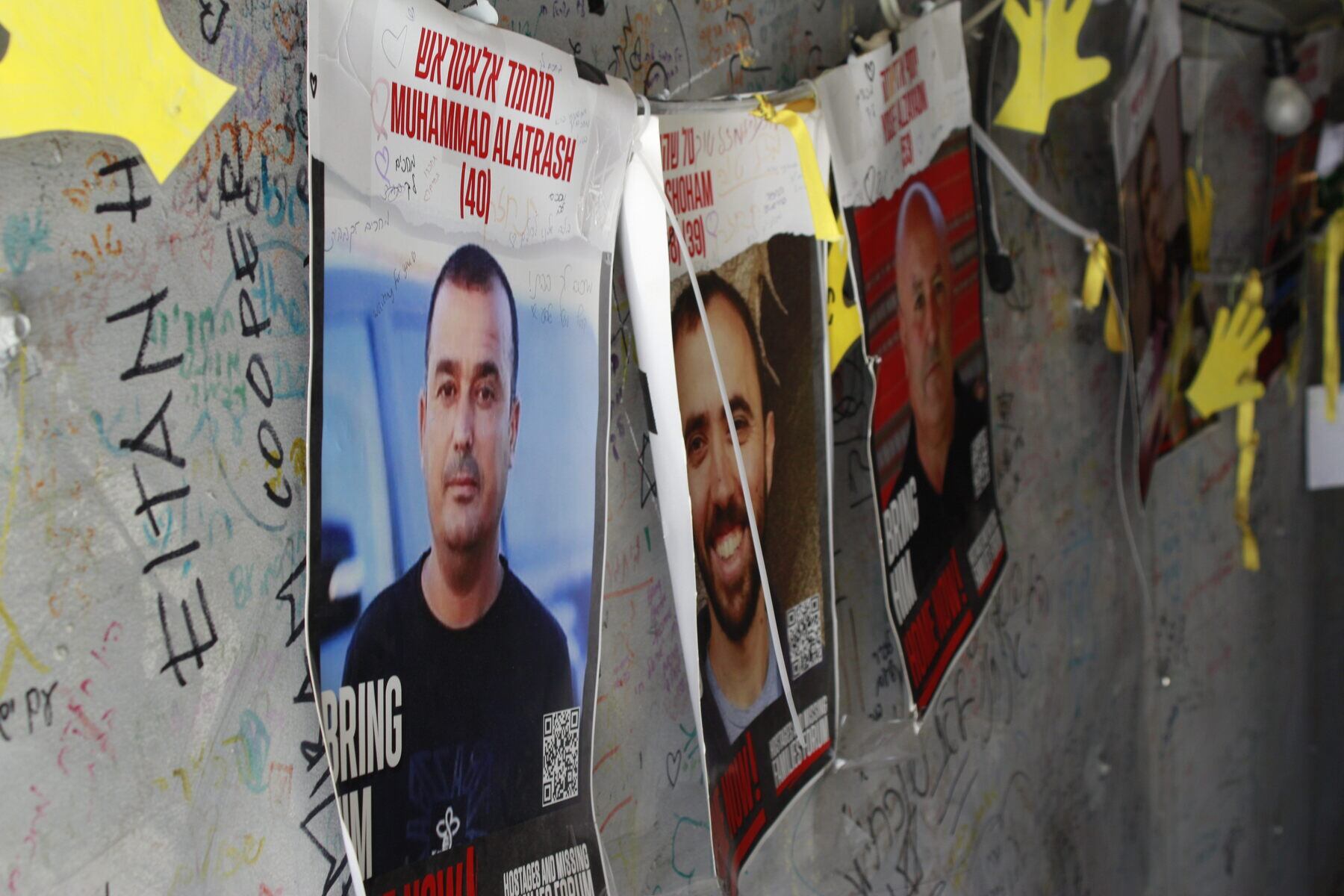 El recinto frente al Museo de Arte de Tel Aviv ha sido rebautizado como la Plaza de los Secuestrados y ahí se concentran las familias de los rehenes que Hamas aún no ha liberado.