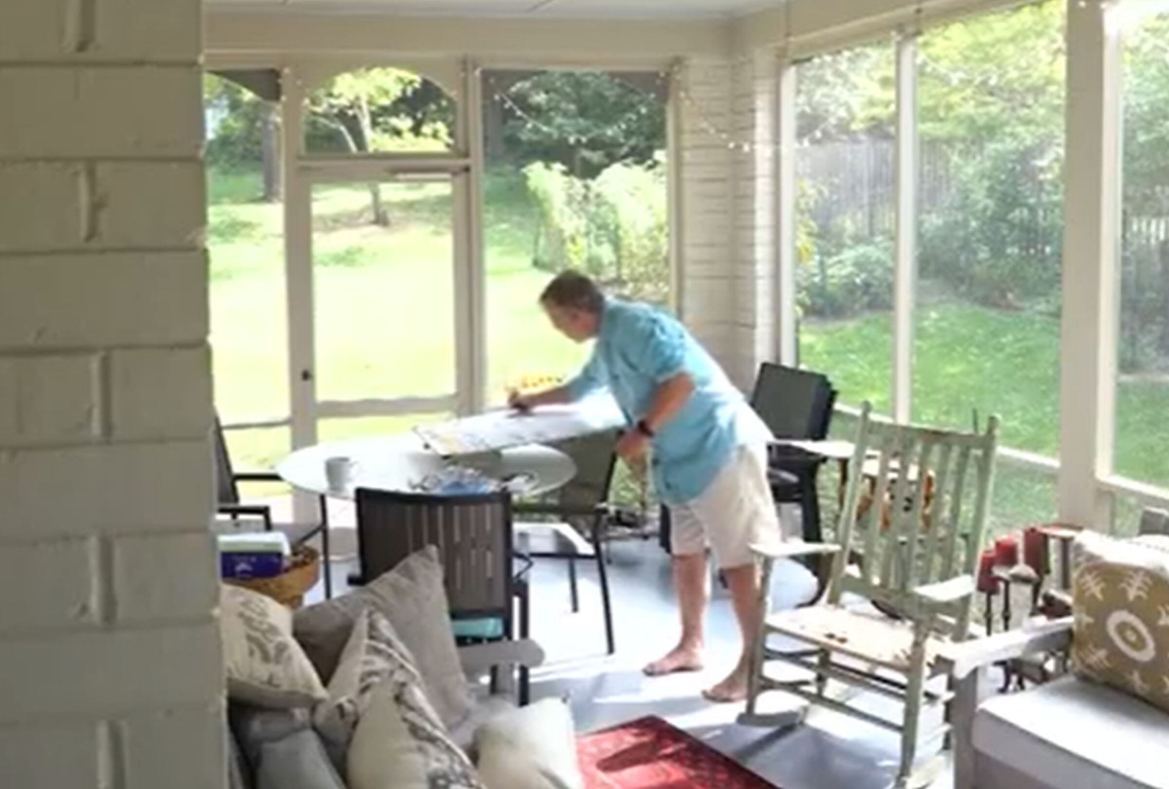 VIDEO VIRAL | Esta imagen te permite apreciar cómo Tom Schruben escribe su chiste en una pizarra dentro de su casa. (Foto: KVUE / YouTube)