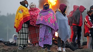 Protestas en Ecuador: con hogueras y barricadas indígenas reclaman ayuda económica 