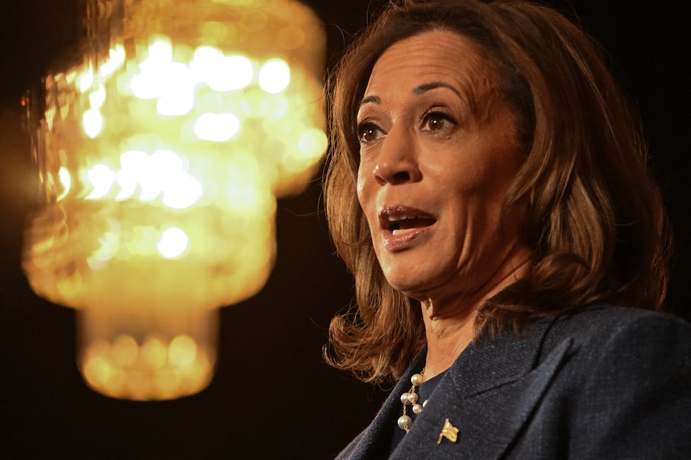 La vicepresidenta estadounidense y candidata presidencial demócrata, Kamala Harris, habla con los periodistas después de asistir a un servicio religioso en la Iglesia Institucional de Dios en Cristo Greater Emmanuel en Detroit, Michigan, el 3 de noviembre de 2024. (Foto de ROBERTO SCHMIDT / AFP)