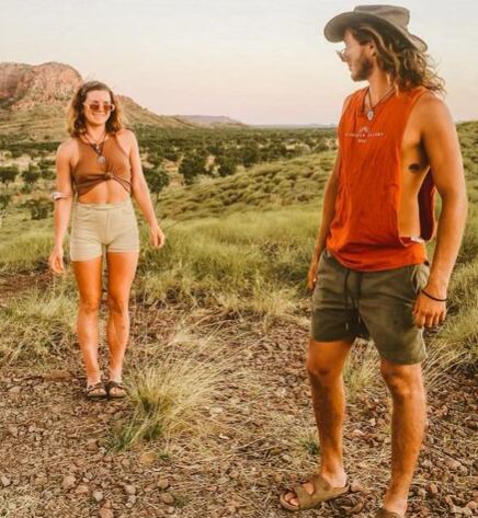 Junto a una misteriosa mujer que pareciera ser su pareja, pero en la descripción él trata como su amiga: "Qué miras canaca", le escribió (Foto: Alejandro Salgado / Instagram)