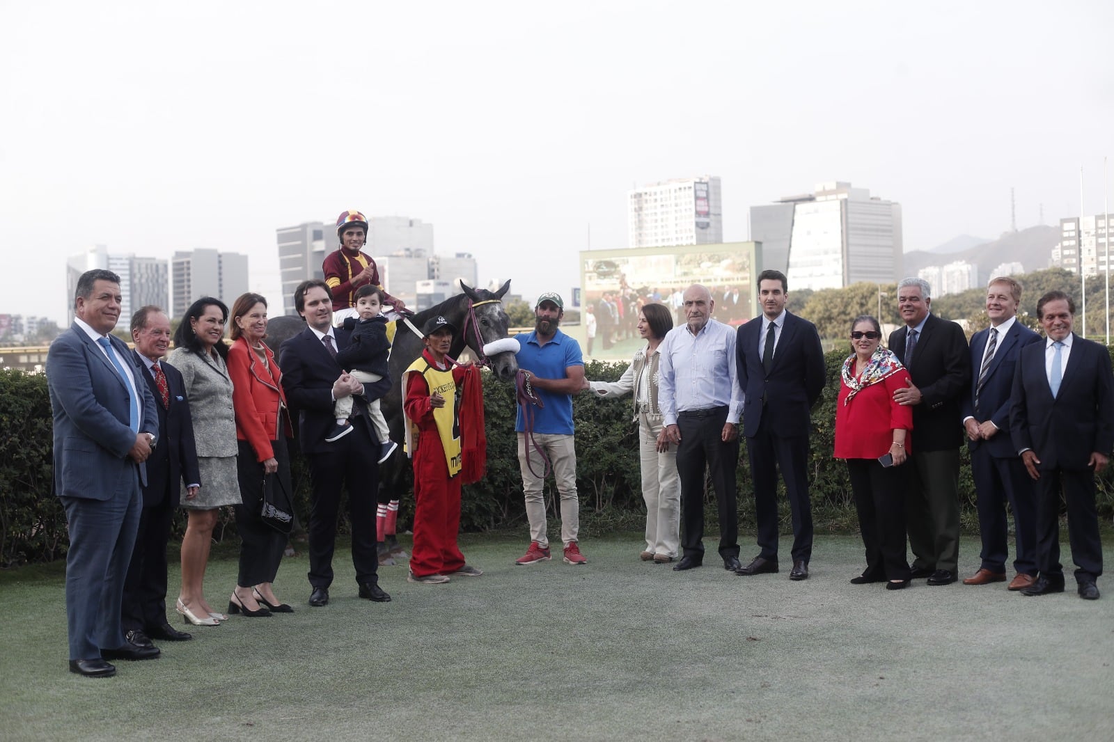 Eduardo Calderón de la Barca, Juan José Maertens Mostajo, Mercedes Delgado, Maki Miró Quesada, Juan Aurelio Arévalo Miró Quesada, Enrique Arévalo Elías, Juan Diego Gonzales Vigil, Humberto Morales Bermúdez, Luis Miró Quesada, Carolina García, Andrés Said, Ignacio Giménez Zapiola y José Luis Noriega junto al caballo ganador.