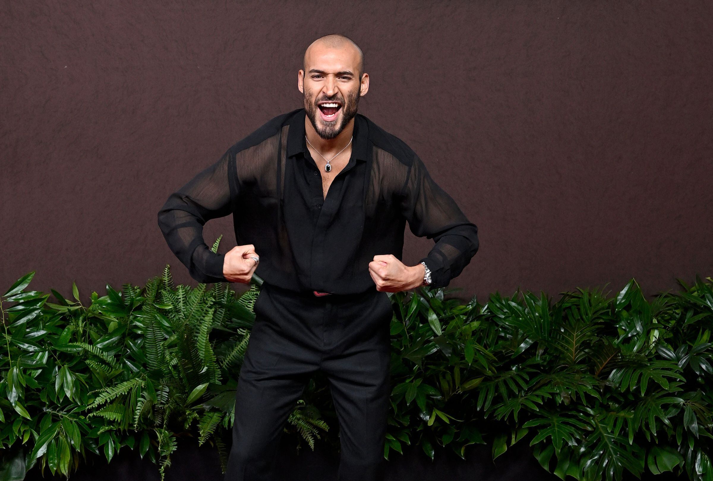 Édgar Vittorino posa frente a las cámaras en la alfombra roja de la serie "Cien años de soledad" de Netflix (Foto: AFP)