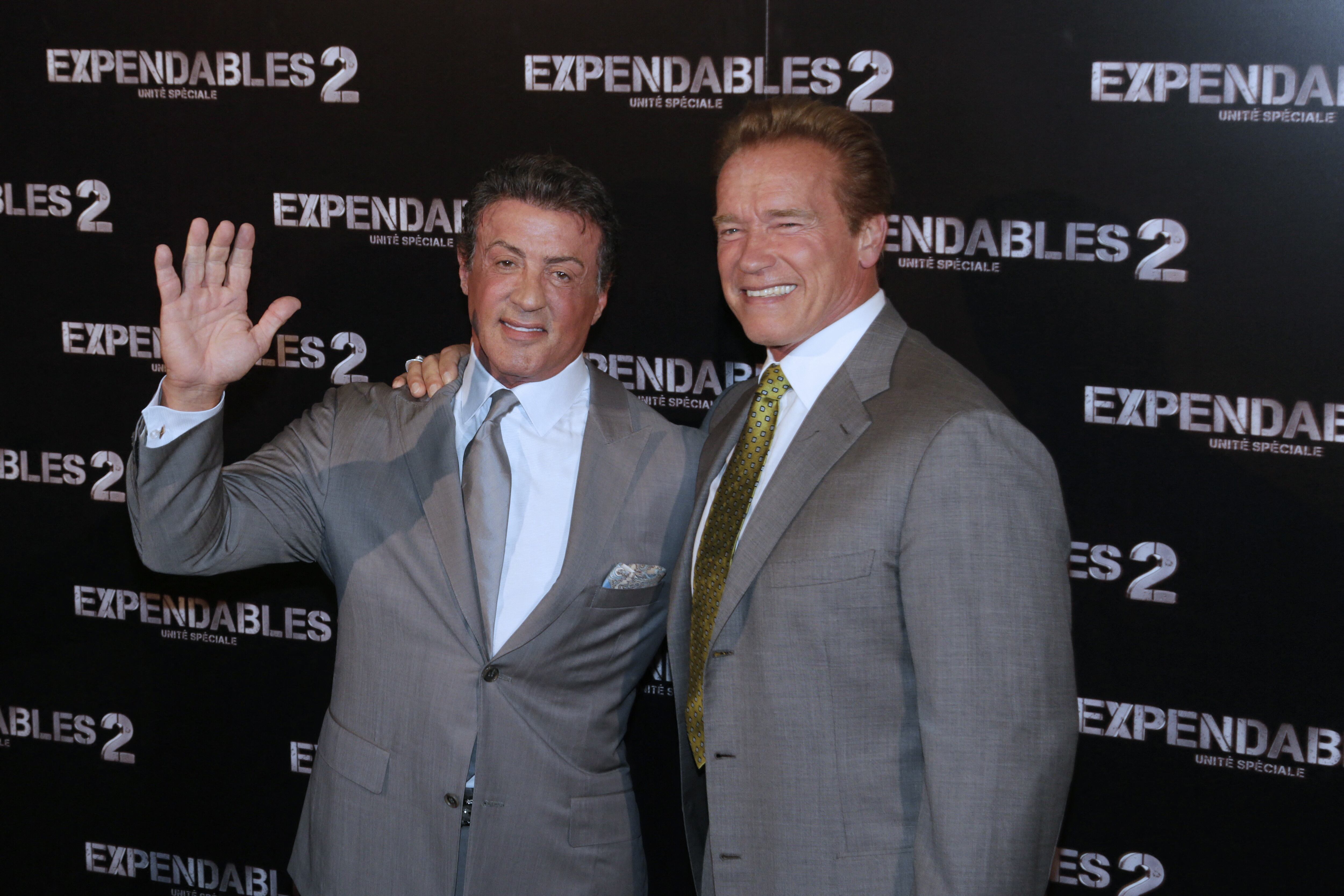 Durante años, Arnold Schwarzenegger y Sylvester Stallone se atacaron públicamente en plena competencia por el trono del cine de acción. | Crédito: KENZO TRIBOUILLARD / AFP
