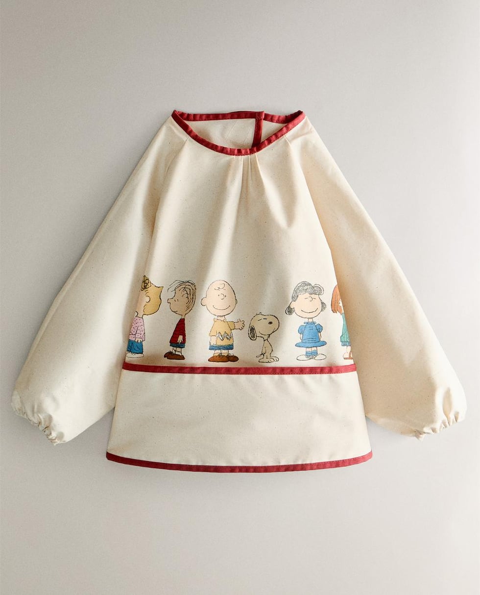 Fabricado en algodón resinado, este mandil de Zara Home con los clásicos dibujos de Peanuts es ideal para las actividades y hora de comer de los más pequeños. Consíguelo en zarahome.com/pe/. (Foto: Zara)