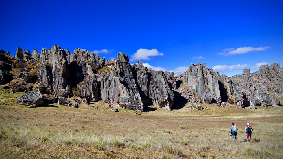 Si buscas una inspiración fotográfica sin igual, Hatun Machay te espera con sus paisajes naturales de otro mundo. Situado en la imponente Cordillera Negra, este bosque de piedras te dejará sin aliento y te brindará oportunidades únicas para tomar fotografías espectaculares. Además de admirar las enigmáticas pinturas rupestres, podrás sumergirte en emocionantes deportes de aventura como la escalada en roca y el ciclismo. Un lugar donde la fotografía se convierte en arte y la naturaleza se convierte en tu musa. (Foto: RedBus).