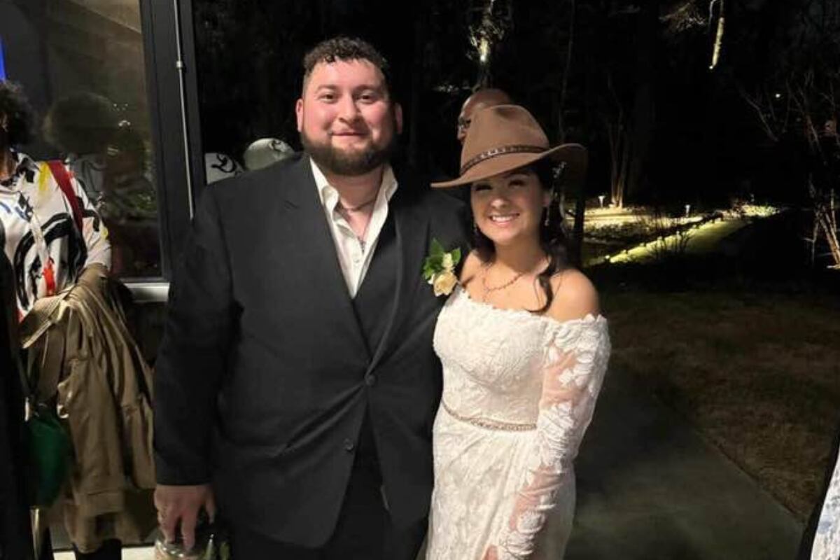 Un hombre hispano falleció un día después de su boda, cuando se dirigía a su luna de miel. (Foto: Facebook/Dora Campos).