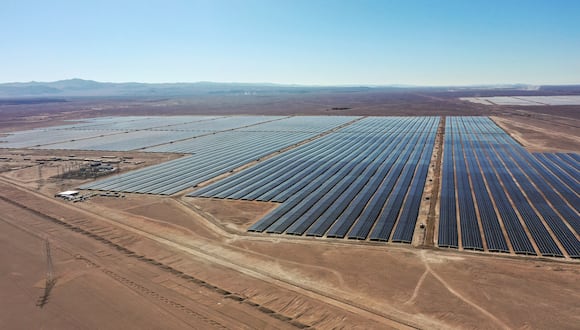 Este es el mayor centro de paneles solares de Chile y aprovecha la alta radiación solar del desierto para genera energía. (Foto: AFP)
