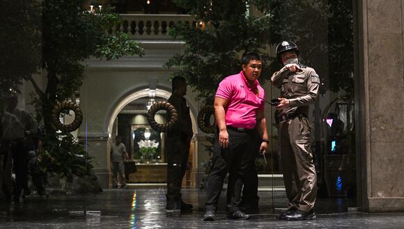 Un policía hace guardia en la entrada después de un incidente en el que se encontraron seis cadáveres en un hotel de Bangkok el 16 de julio de 2024. (Foto de Lillian SUWANRUMPHA / AFP)