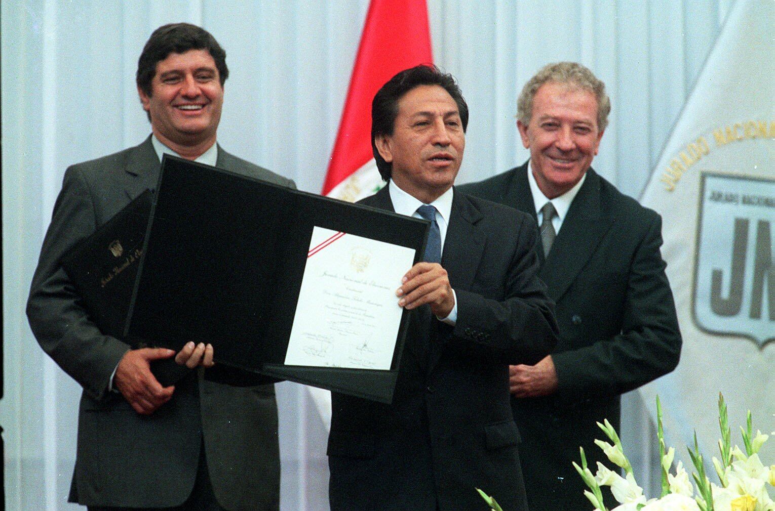 Lima, 13 de junio de 2001. Entrega de credenciales al entonces presidente electo Alejandro Toledo, en el Museo de Arte de Lima. Lo acompañan sus vicepresidentes Raúl Diez Canseco y David Waisman. (Foto: Inés Menacho / Archivo El Comercio)