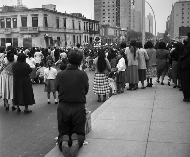 Lima, 18 de octubre de 1961. Una imagen de hace 60 años exactamente. Fieles acompañan al Señor de los Milagros por la avenida Wilson luego de su tradicional visita a la Penitenciaría de Lima, hoy Centro Cívico. (Foto: Archivo Histórico de El Comercio).