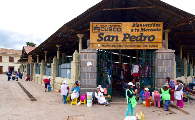 Mercado San Pedro. Visita el bullicioso Mercado de San Pedro, donde puedes experimentar la cultura local, probar la comida peruana y encontrar artesanías típicas. (Foto: Expedia)