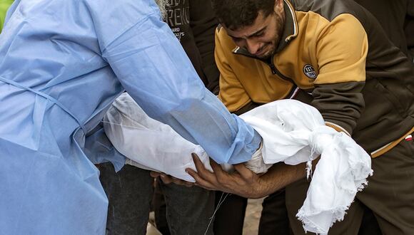 Familiares de palestinos muertos en un ataque aéreo nocturno contra una casa en el sur de Gaza junto a los cuerpos de sus seres queridos, en el Hospital Nasser en Khan Younis, Franja de Gaza, el 18 de noviembre de 2023. (Foto de EFE/EPA/HAITHAM IMAD)