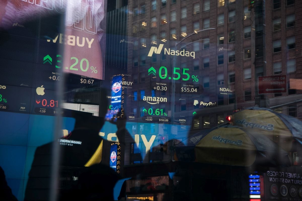 Según datos al cierre de la sesión, el Nasdaq perdió 2,29%, el Dow Jones bajó 1,65% y el selectivo S&P 500 cedió 1,66%. Photographer: Michael Nagle/Bloomberg