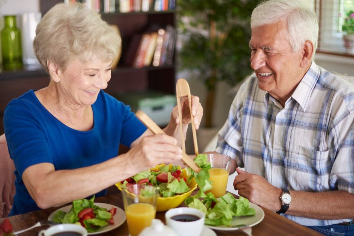 Los expertos en salud coinciden en que una alimentación equilibrada a cualquier edad sigue siendo crucial para mantener la calidad de vida y prevenir enfermedades. (Foto referencial: Freepik)