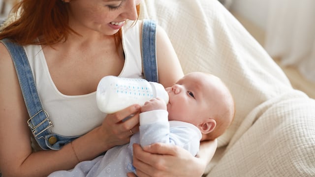 Octógonos en fórmulas infantiles: ¿Qué ingredientes poco saludables destacan en las bebidas para bebés?