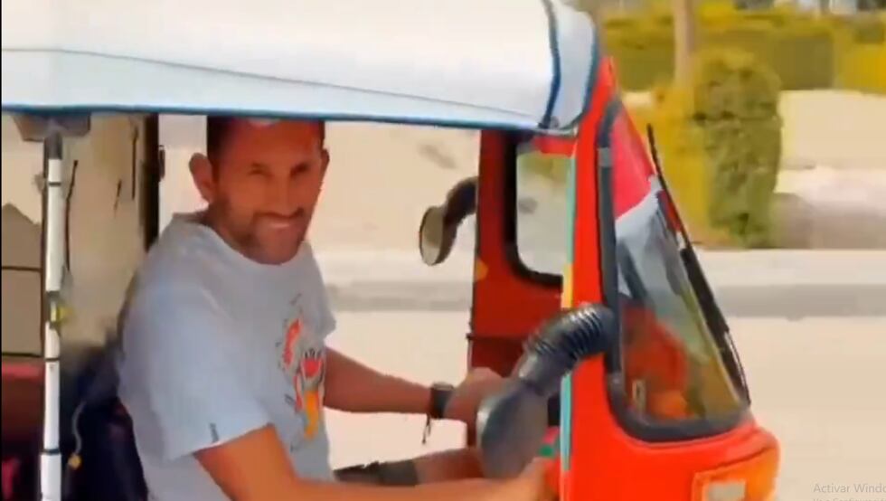 Hernán Barcos se animó a manejar una mototaxi en sus días libres en Ica. Mira el video completo aquí.