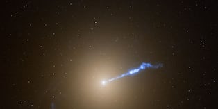 Una imagen del telescopio espacial Hubble de la galaxia gigante M87 muestra un chorro de plasma de 3.000 años luz de longitud que emana del agujero negro central de la galaxia, con una masa de 6.500 millones de veces la del Sol. Este chorro, similar a un soplete, parece provocar erupciones estelares a lo largo de su trayectoria. Estas novas no se encuentran dentro del chorro, sino que aparentemente están en una zona peligrosa cercana. Durante un reciente estudio de nueve meses, los astrónomos que utilizaron el Hubble descubrieron el doble de estas novas cerca del chorro que en otras partes de la galaxia. Esta galaxia alberga varios billones de estrellas y miles de cúmulos globulares estelares. | Créditos de imagen: NASA, ESA, STScI, Alec Lessing (Universidad de Stanford), Michael Shara (AMNH); Agradecimientos: Edward Baltz (Universidad de Stanford); Procesamiento de imagen: Joseph DePasquale (STScI)