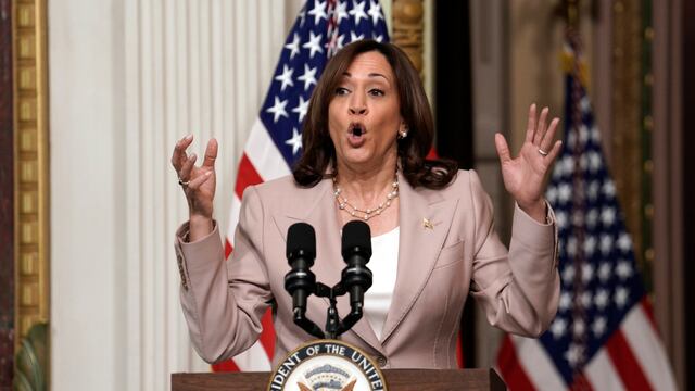 Texas envía a un nuevo grupo de migrantes a la residencia de la vicepresidenta Kamala Harris en Washington